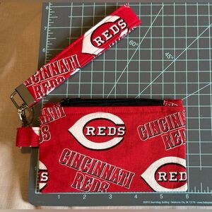 Cincinnati Reds Coin Purse/Wristlet Keychain